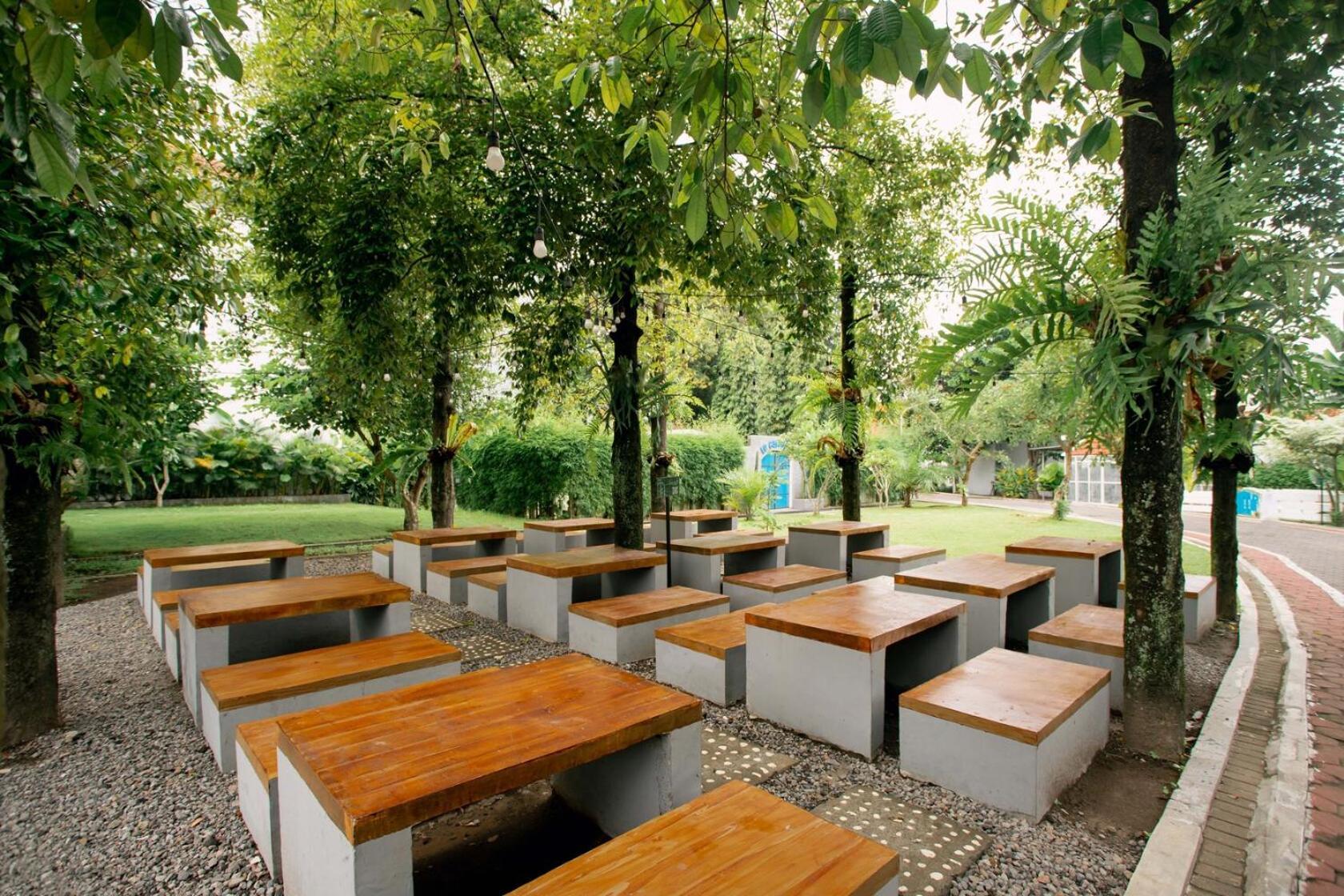 Lpp Garden Hotel Maguwo Extérieur photo